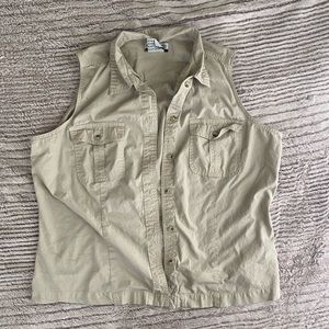 Columbia Women’s Utility Vest Size Extra Large with pockets outdoors